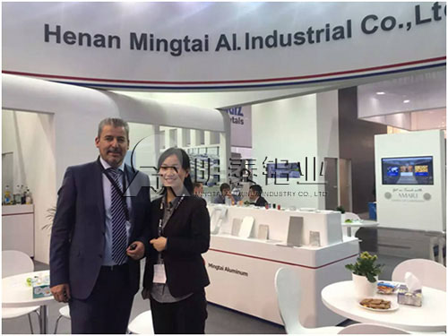 明泰員工在德國(guó)鋁工業(yè)展會(huì)與客戶合影