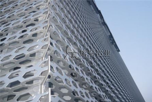 3104鋁板卷在建筑行業(yè)的應(yīng)用，廠家直供價(jià)格多少？