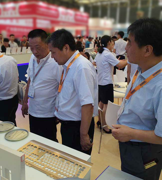 七月“情鋁”，2017上海鋁工業(yè)展精彩開展，領(lǐng)導(dǎo)蒞臨明泰鋁工業(yè)展現(xiàn)場